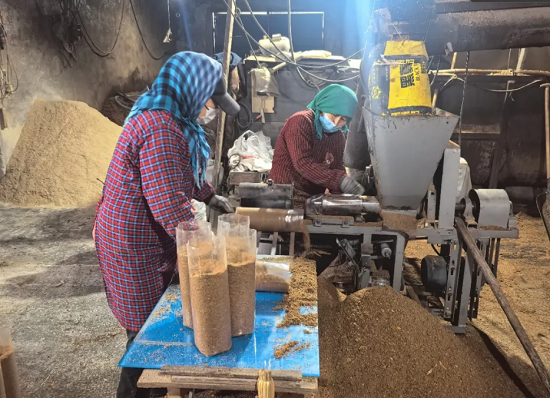 海林市海林镇新民村菌包生产火热推进中